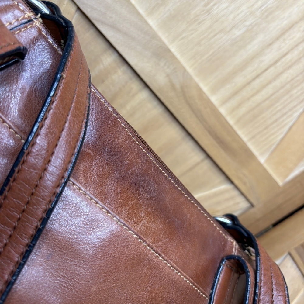 Giani Bernini Brown Leather Shoulder Bag with Timeless Design - Picture 2 of 10